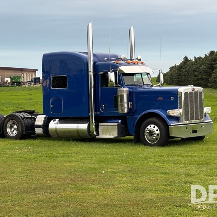 2017 PETERBILT 389