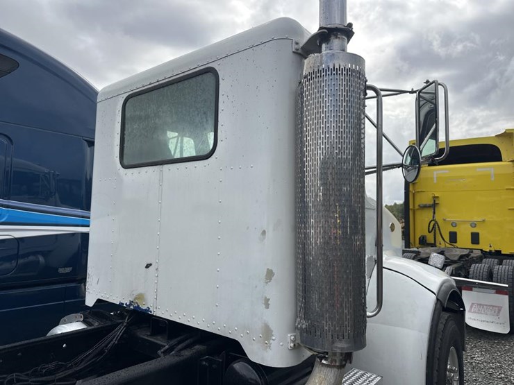 2004-peterbilt-330-image-18
