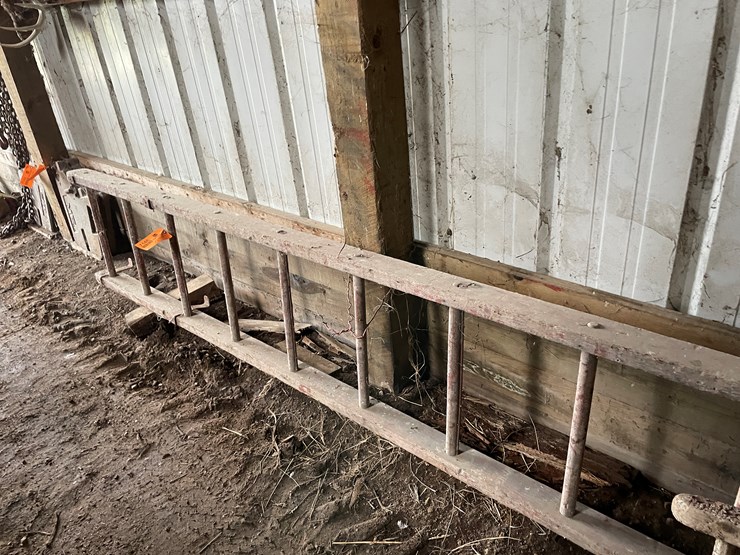 #7146-•-2-wooden-ladders-image-5