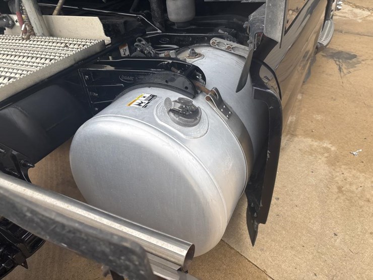 2019-peterbilt-579-image-52