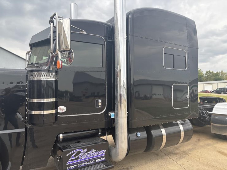 peterbilt-389-image-8
