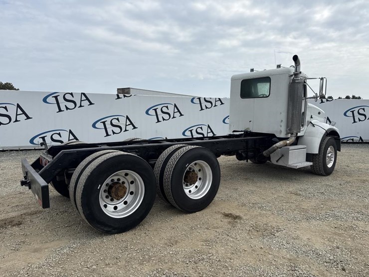 2004-peterbilt-330-image-5