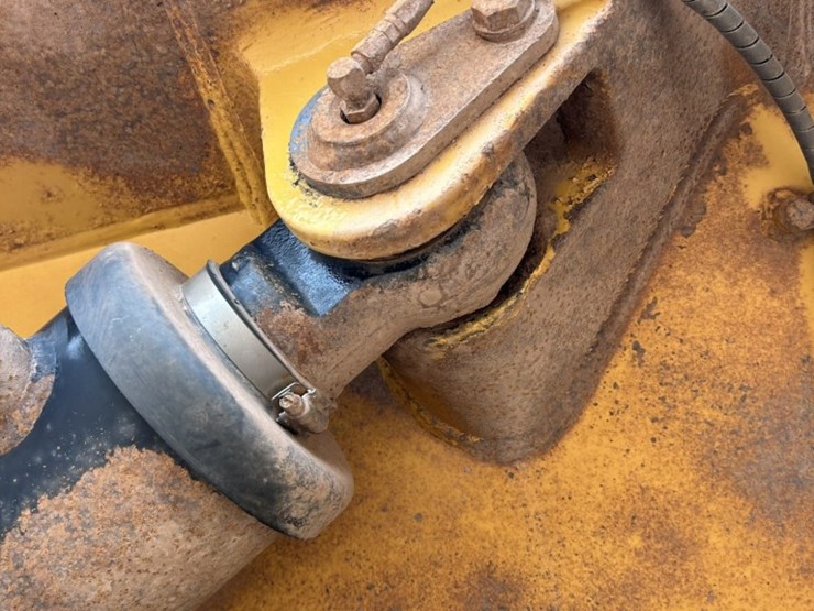 caterpillar-745-image-12