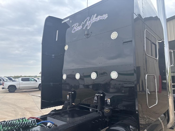 peterbilt-389-image-11