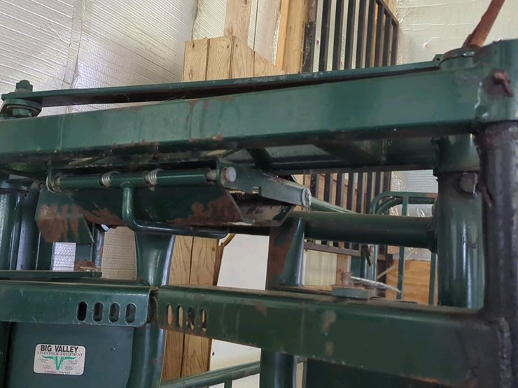 big-valley-livestock-squeeze-chute-&-scale,-model-60110-02,-metal,-nek-stender-headgate-image-6