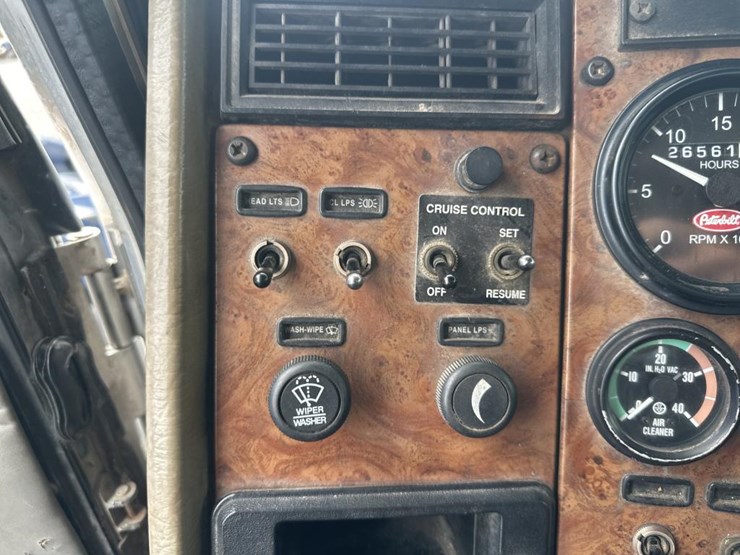 2004-peterbilt-330-image-28