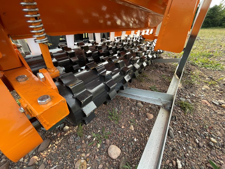caterpillar-12-image-9