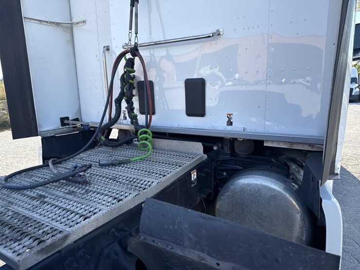 2022-peterbilt-579-image-34