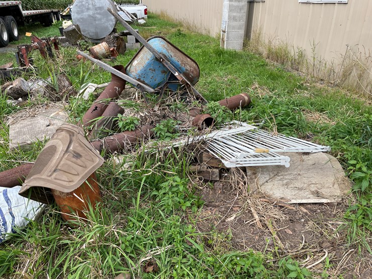 #7121-•-lot-of-scrap-and-concrete-slabs-image-2