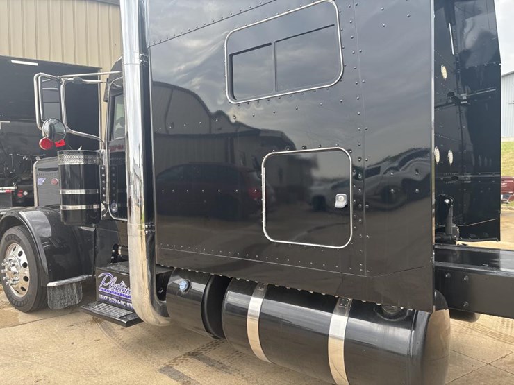 peterbilt-389-image-9