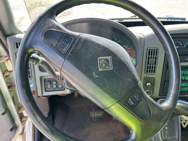 2005-international-durastar-4300-image-12