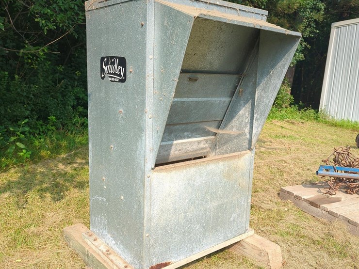 smidley-livestock-feeder,-galvanized-steel,-50-bushel-capacity-image-2