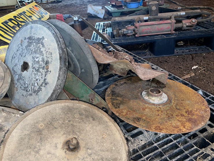 #7174-•-pallet-of-various-planter-parts-image-10