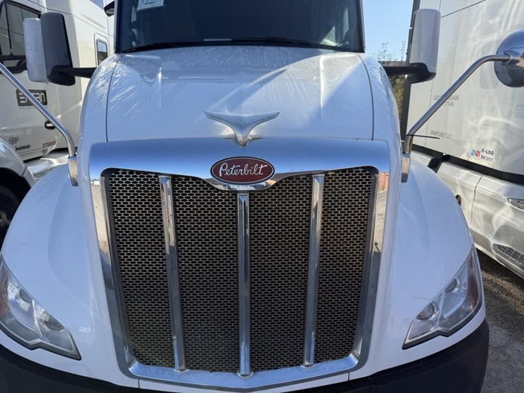 2022-peterbilt-579-image-10