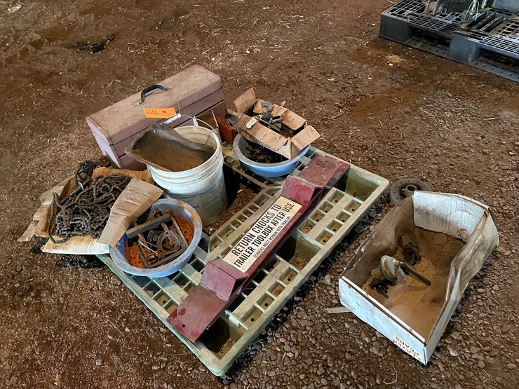 #7172-•-pallet-of-various-shop-items-image-1