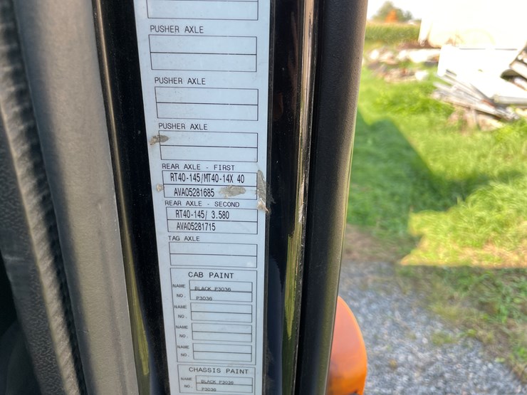 #7104-•-2006-volvo-semi-tractor-with-sleeper-cab-semi-(has-wi-title)-image-25