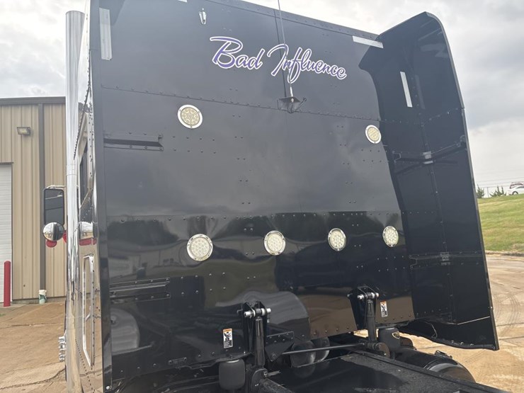 peterbilt-389-image-10