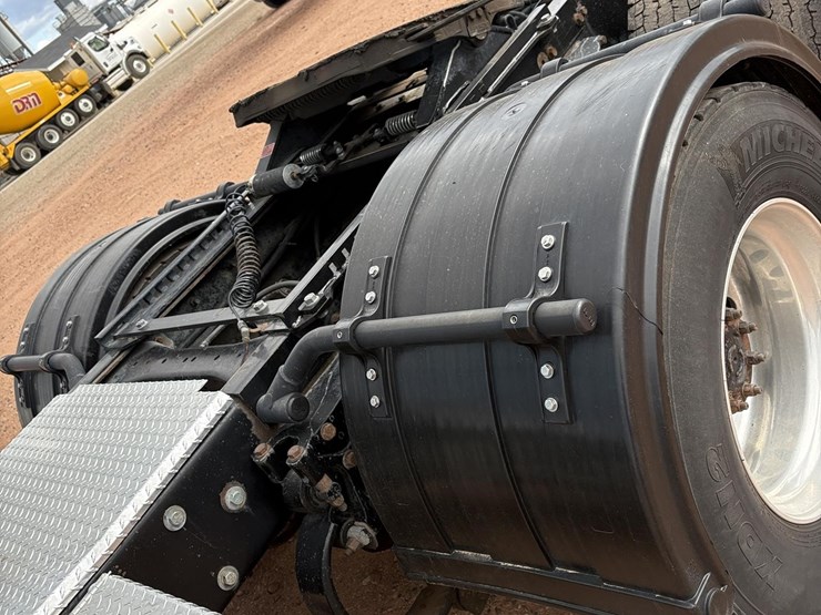 2004-peterbilt-379-image-16