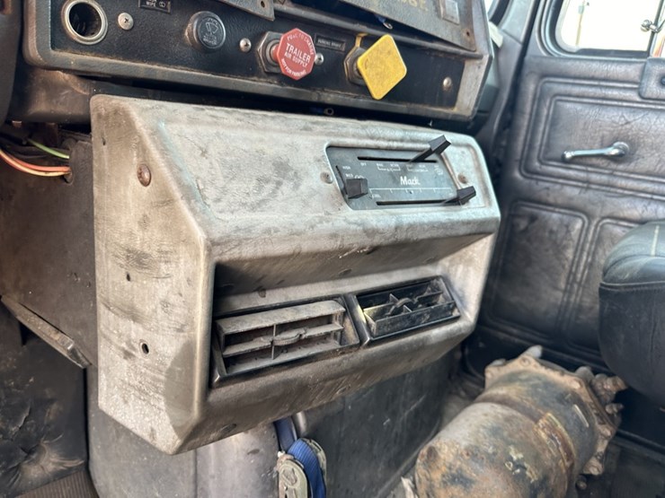 1997-mack-dm690s-image-38