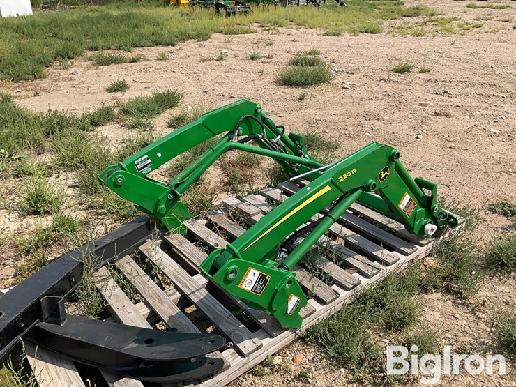 2020-john-deere-220r-image-5