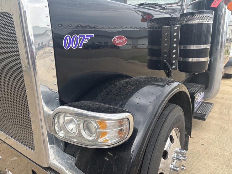 peterbilt-389-image-15