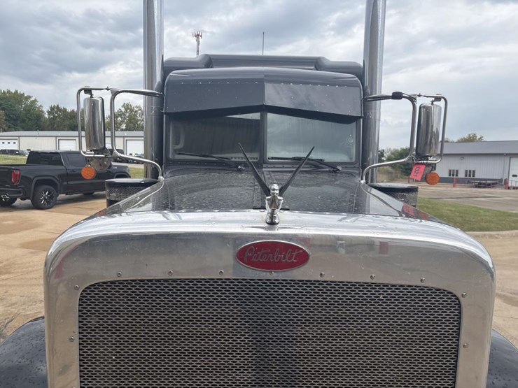 peterbilt-389-image-16