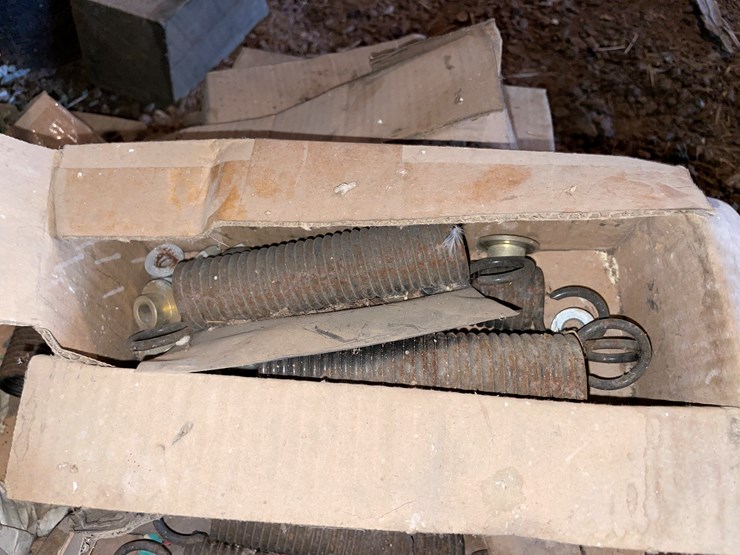 #7176-•-pallet-of-various-planter-parts-image-5
