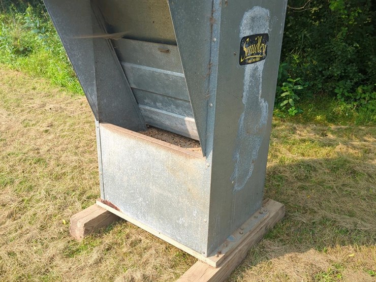 smidley-livestock-feeder,-galvanized-steel,-50-bushel-capacity-image-1