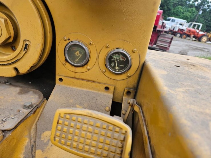 2015-caterpillar-d2-image-32