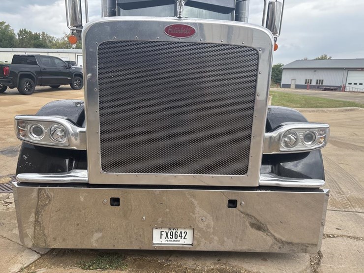 peterbilt-389-image-17