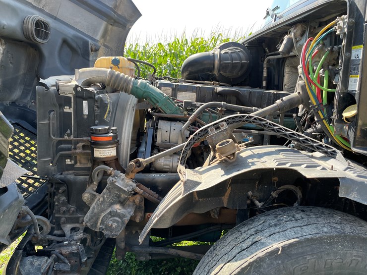 #7104-•-2006-volvo-semi-tractor-with-sleeper-cab-semi-(has-wi-title)-image-38
