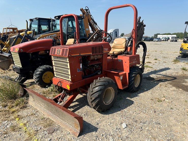2004-ditch-witch-3700-image-1