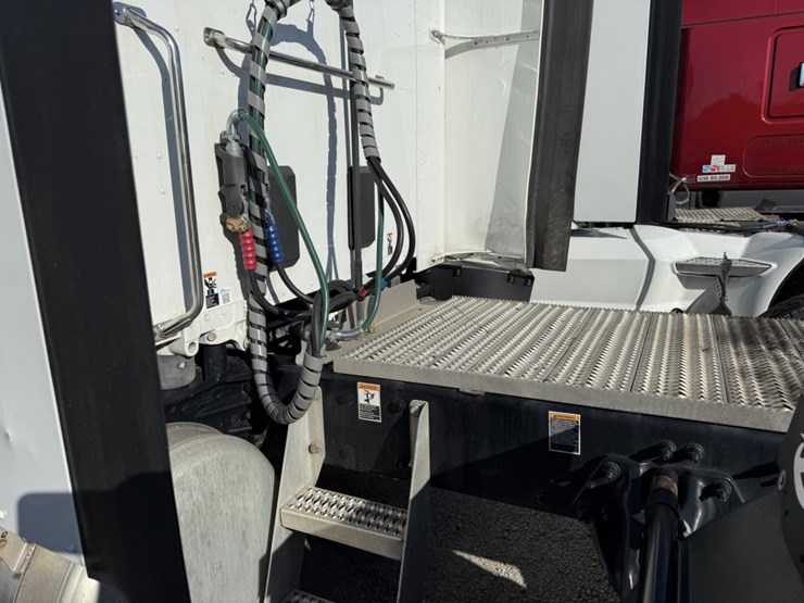 2022-peterbilt-579-image-32