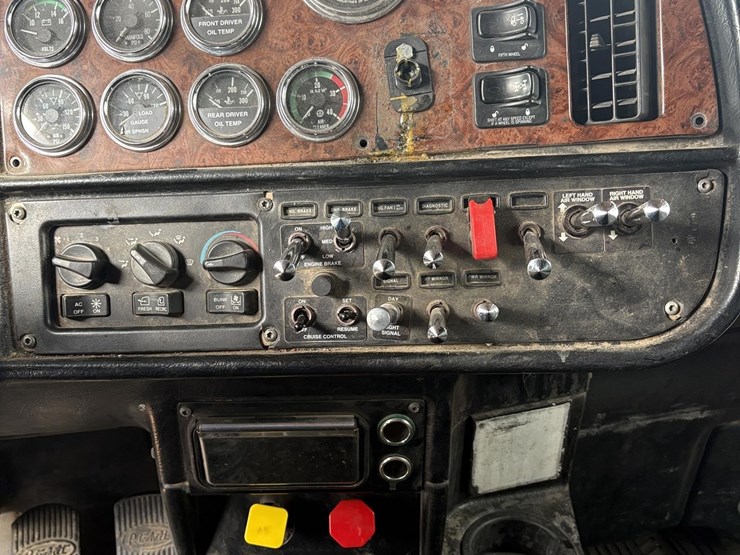 2004-peterbilt-379-image-28