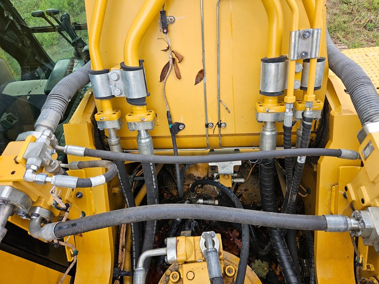 2017-caterpillar-336f-image-44