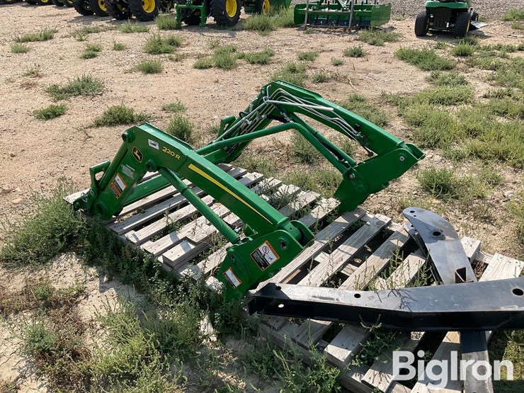 2020-john-deere-220r-image-7