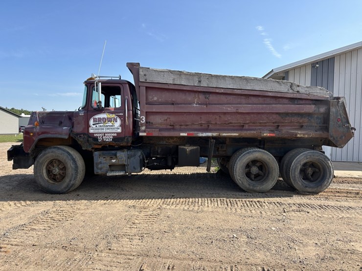 1997-mack-dm690s-image-2