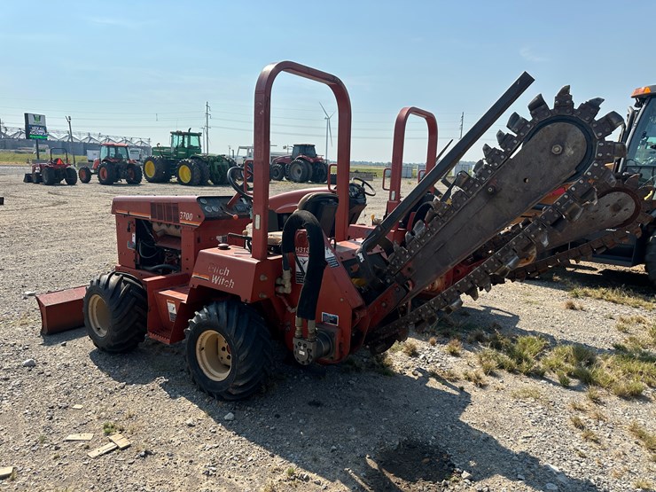 2004-ditch-witch-3700-image-4