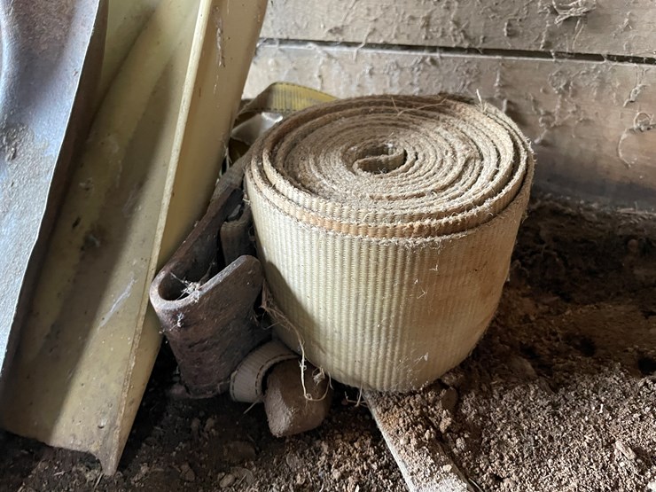 #7142-•-2-shovels-and-ratchet-straps-image-4