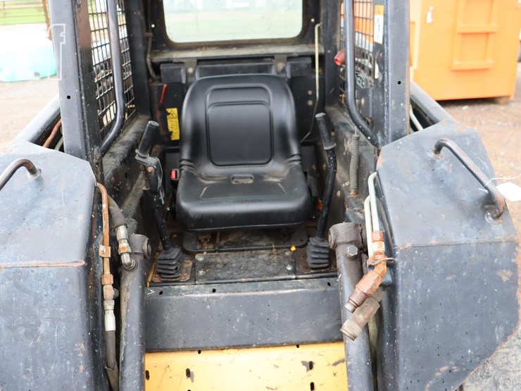 new-holland-l465-image-10
