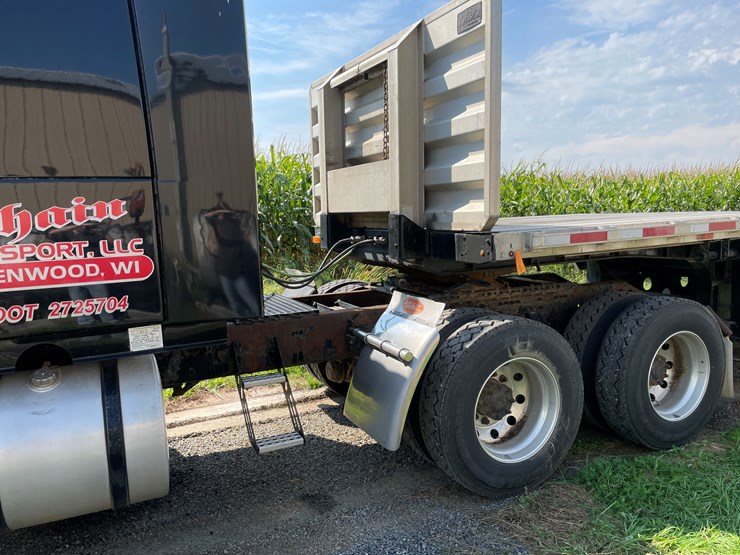 #7104-•-2006-volvo-semi-tractor-with-sleeper-cab-semi-(has-wi-title)-image-9