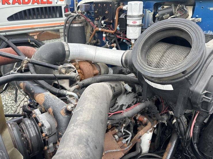2004-peterbilt-330-image-40