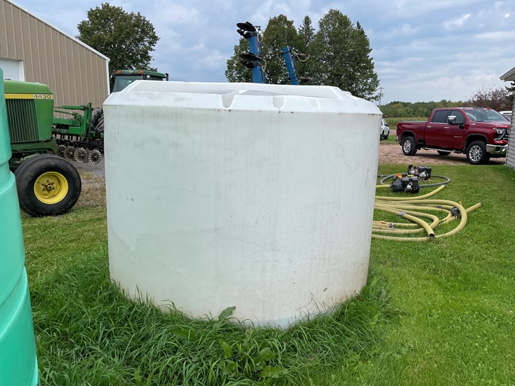 #7114-•-vertical-gusset-1500-gal-poly-liquid-tank-image-3