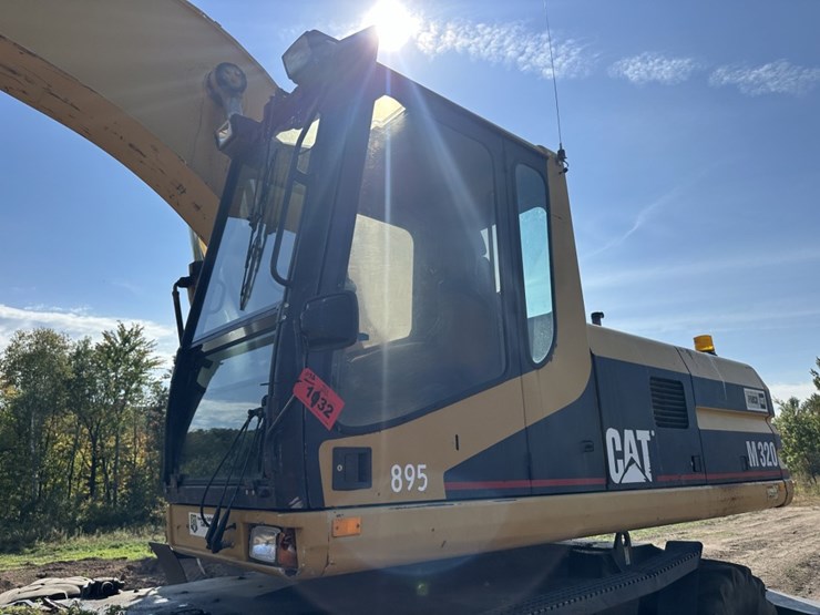 2001-caterpillar-m320-image-11