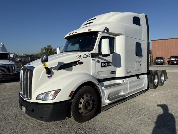 2022-peterbilt-579-image-1