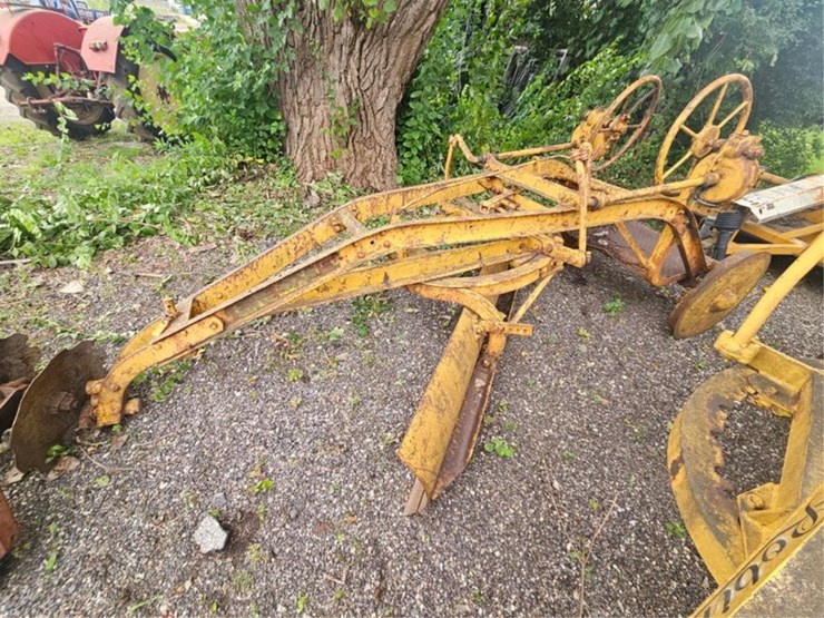 2016-caterpillar-18-image-2
