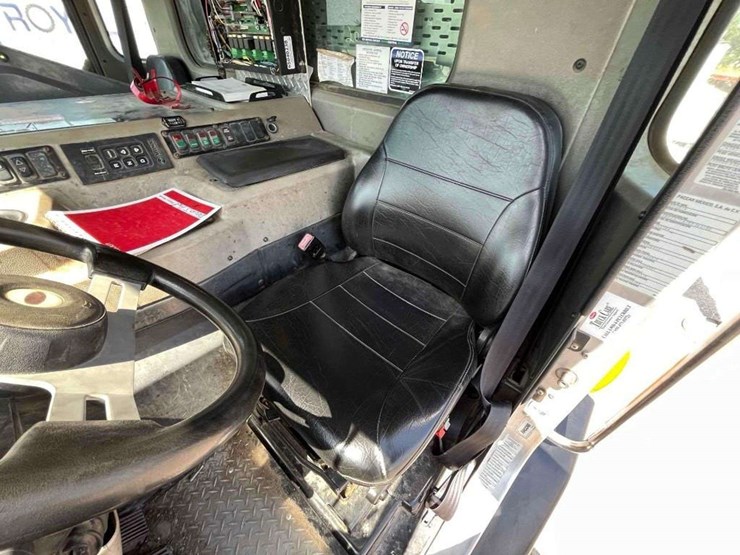 2014-peterbilt-320-image-13