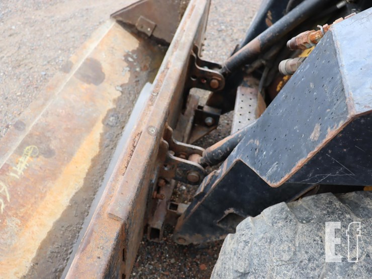 new-holland-l465-image-9