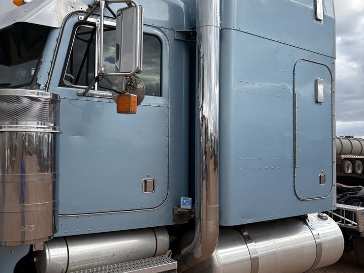 2004-peterbilt-379-image-34