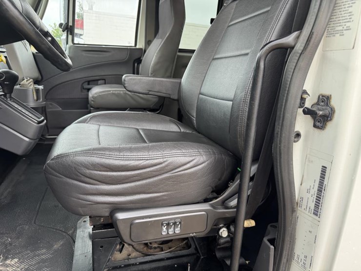 2017-international-durastar-4300-image-36